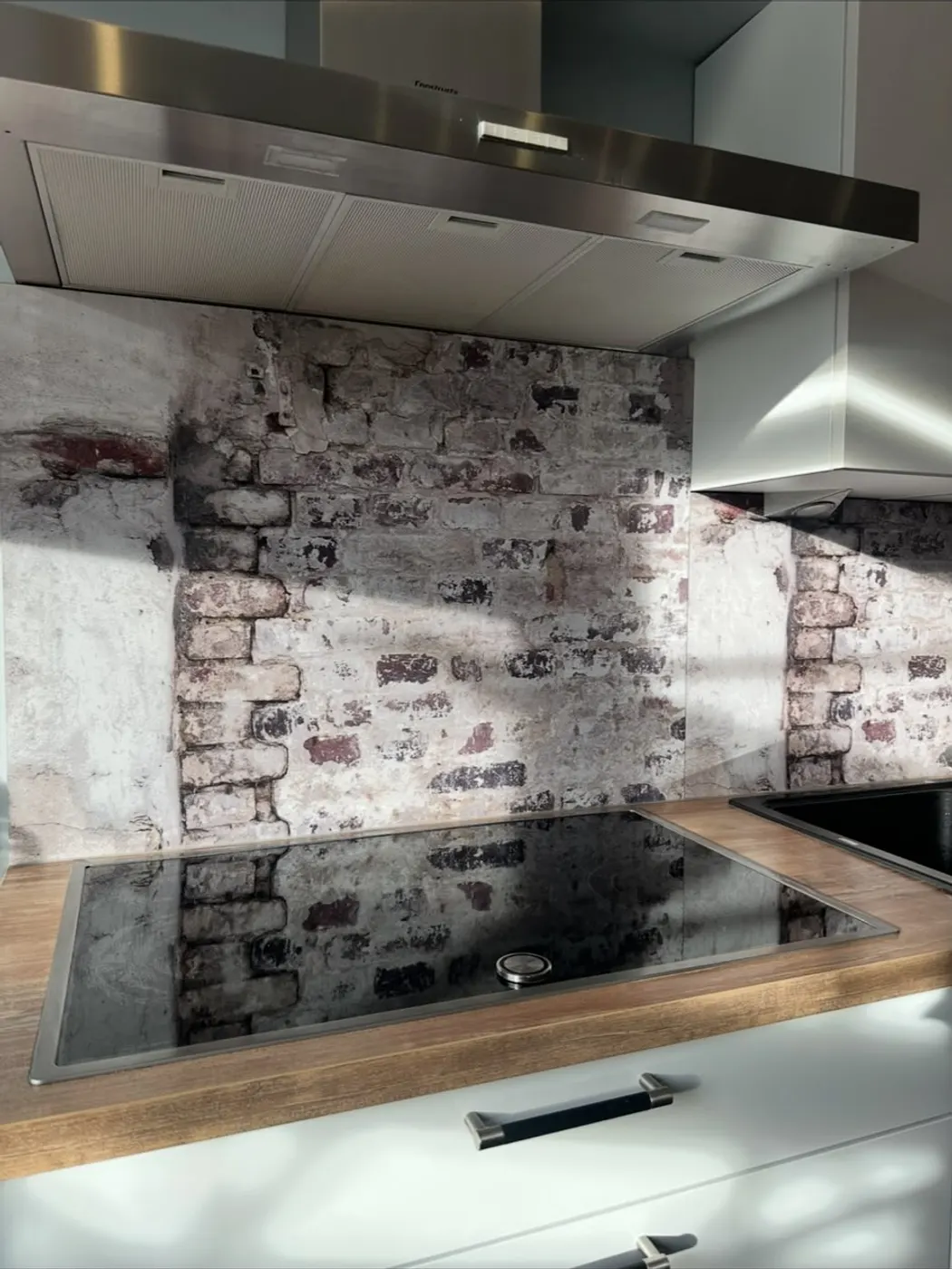 Gereinigte Küchenrückwand und Dunstabzugshaube