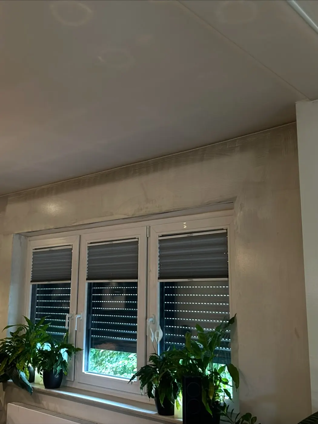Wand über einem Fenster vor der Reinigung, mit Schlieren und Flecken